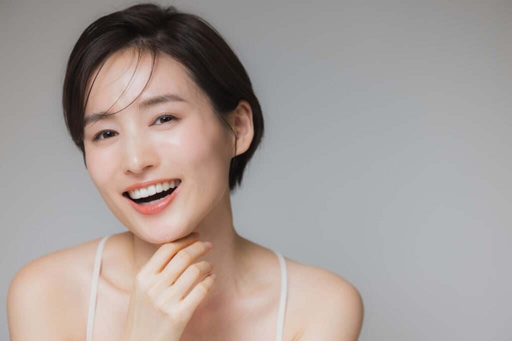 笑顔の美しい女性