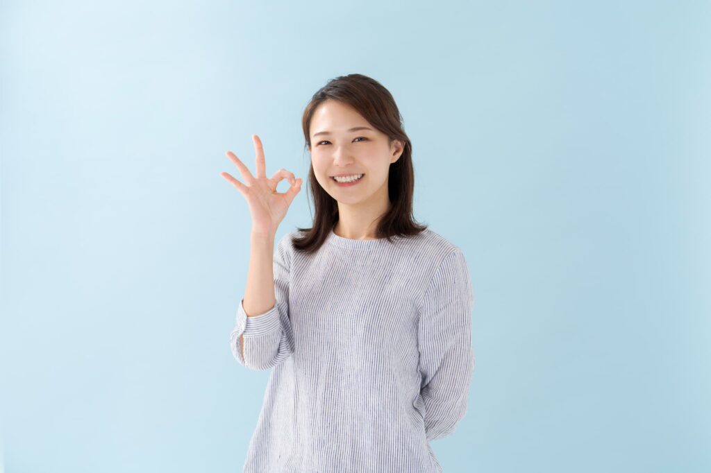 OKサインを出す笑顔の女性